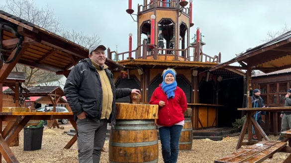 Monika und Thomas Weber stehen vor ihrer schon abgeschmückten Weihnachtspyramide auf dem Salzhof. Bis Ende der Woche wird die gut zwölf Meter hohe Holzkonstruktion komplett abgebaut sein,. "Übersommern" wird sie in einer Halle in Ahmsen. - © Thomas Reineke
