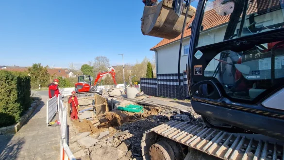Der Bagger arbeitet sich in der P&ouml;ppelbreite vor. Im Hintergrund ist die Wasserfurche zu sehen. - &copy; Nadine Uphoff