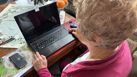 Hannelore Schmidt möchte vor Betrug warnen. Mittlerweile hat sie die Kamera ihres Laptops abgeklebt, um zu verhindern, dass Kriminelle darauf zugreifen können. - © Sven Kienscherf