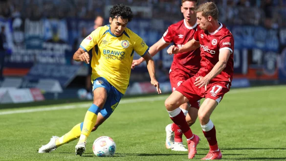 Braunschweig kennt er: F&uuml;r Arne Sicker (r.), den neuen Linksverteidiger des DSC Arminia Bielefeld, war der Kurzeinsatz gegen die Eintracht schon das f&uuml;nfte Duell gegen die Niedersachsen. - &copy; IMAGO/regios24