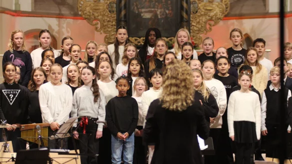 Seinen großen Auftritt hatte beim Weihnachtskonzert des Marianne-Weber-Gymnasiums auch der Unterstufenchor unter der Leitung von Melanie Hoffmann. - © Till Brand