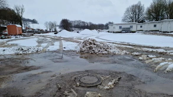 Auf diesem mit Schnee bedeckten Grundstück an der Straße "In den Ellern" soll die neue Rettungswache entstehen. - © Nadine Uphoff