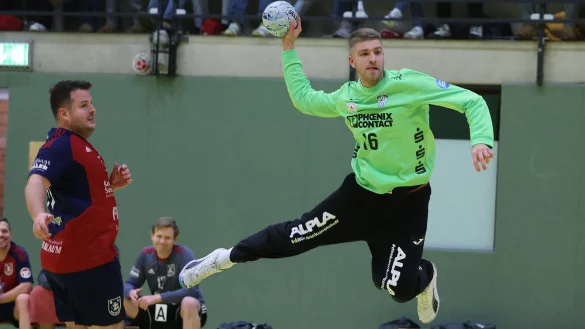 Torhüter Leon Goldbecker versucht sich im Angriff. - © Paul Cohen
