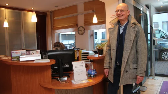 Karsten Model, Vorsitzender des Vereins "Stadthaus Detmold", schaut alle paar Tage im Elisabeth-Hotel vorbei. Er schätzt den Kontakt und den Austausch mit Mitarbeitern und Bewohnern. - © Jana Beckmann