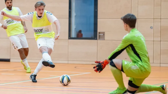 Tor: Fynn Steinke vom SV Werl-Aspe überwindet in dieser Szene TSV Kirchheide-Torhüter Tom Limberg. - © Egon Penner(LZ)