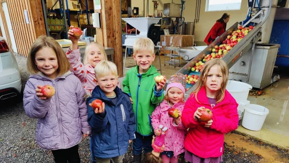 Der Nachwuchs vom Montessori Kinderhaus war beim Mosten im Kalletal dabei. - © Montessori Kinderhaus