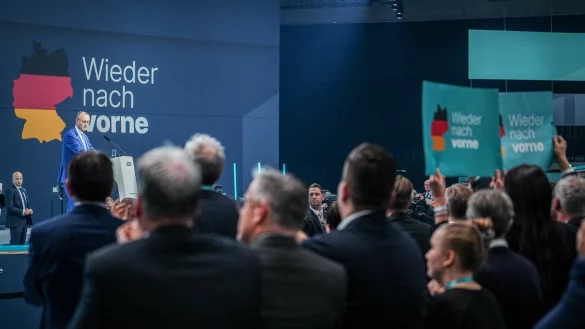 Die Delegierten beim Bundesparteitag der CDU stehen geschlossen hinter dem Kanzlerkandidaten Friedrich Merz. - © picture alliance/dpa