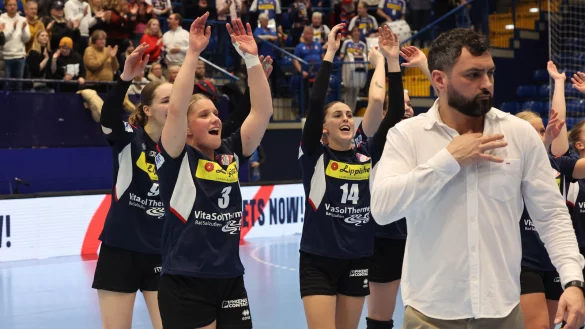 La-ola-Welle mit HSG-Spielführerin Laura Rüffieux. - © Paul Cohen