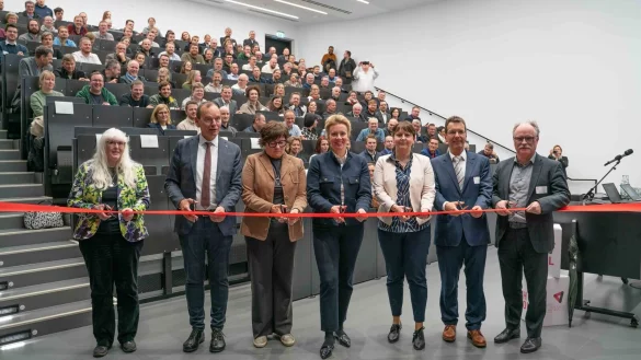 Für die symbolische Eröffnung zerschnitten das Band (von lins): Professorin Petra Meier, TH-OWL-Präsident Professor Jürgen Krahl, BLB NRW-Geschäftsführerin Gabriele Willems, Ministerin Ina Brandes, TH-OWL-Kanzlerin Nicole Soltwedel, Professor Thomas Gassenmeier sowie Professor Thomas Schulte. - © TH OWL
