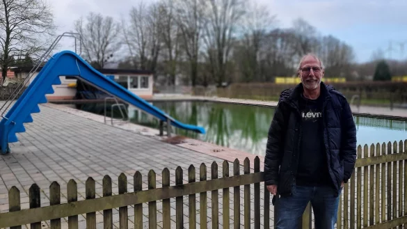 Für das Freibad Kirchheide packen Klaus Brakhage und der Förderverein seit Jahren an. - © Katrin Kantelberg