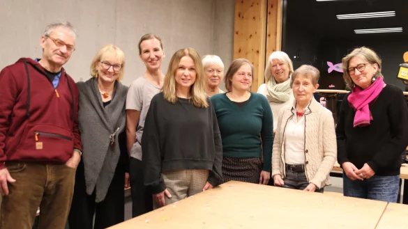 Auf ihre erste gemeinsame Ausstellung freuen sich Ulrich Nawroth (von links), Karin Bunse, Peggy Balke, Gundula Heimes, Marion Zumblick, Sandra Brand, Regina Knappert, Adelheid Speer und Ulrike Andreas. Foto: Knut Dinter - © Knut Dinter