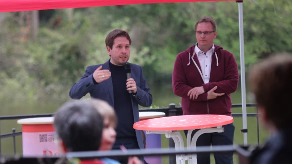 Im April 2022 wurde Kevin Kühnert bei einem Wahlkampfauftritt in Detmold angegriffen. Während des Vorfalls war er im Gespräch mit dem Landtagsabgeordneten Dennis Maelzer. - © Archivfoto: SPD Lippe