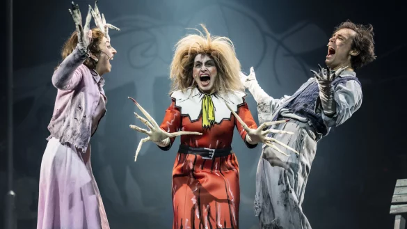 Der "Struwwelpeter" als Musical: Stella Hanheide, Manuela St&uuml;&szlig;er und Sebastian Zumpe &uuml;berzeugen auf der B&uuml;hne des Landestheaters Detmold in "Shockheaded Peter". - &copy; Landestheater Detmold/Jochen Quast