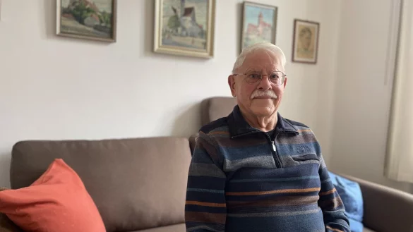 Dieter Mey heute in seiner Wohnung in Detmold. An den Wänden hängen Bilder aus der ostpreußischen Heimat und ein Porträt des jugendlichen Dieter, gemalt von seinem Vater Georg. - © Silke Buhrmester