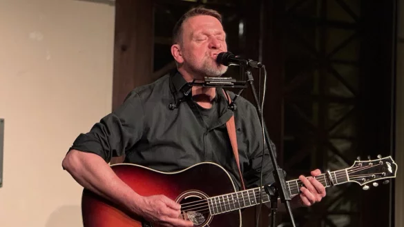 Liedermacher Dirk Schelpmeier hat im Technikum musikalisch Geschichten erzählt. - © Sandra Castrup