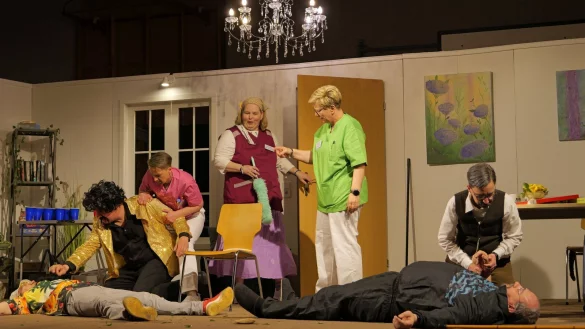 Turbulenter Abend im Seniorenheim "Am Teimer". KO f&uuml;r den Ganoven. Mit Steve Brachmann-Coesfeld, Michael M&ouml;llers, Sabine Tiemann als Pfleger J&ouml;rn, Nocole Ohr, Tatjana Diedrich, Claudia Me&szlig;ner als Wilhelm Trauder und Ralf Ohr (von links). - &copy; Thomas Kr&uuml;gler