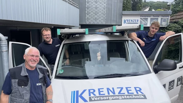 Als Wilhelm Machentanz (vorne) als Azubi in die Firma Krenzer einstieg, war sein heutiger Chef Karsten Krenzer (links hinter ihm) gerade sechs Wochen alt. Wenn es so weitergeht, wird Willi auch den vierten Chef noch erleben, Mattis Krenzer (rechts). - © Silke Buhrmester