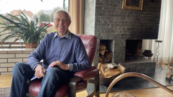 Eckart Knoerich in seinem Haus in Holzhausen. Auf der Fucht aus Oberschlesien machte der heute 89-J&auml;hrige mit seinen drei Geschwistern und seiner Mutter ausgerechnet in Dresden Halt. Dort geriet die Familie in die schweren Luftangriffe Mitte Februar 1945. - &copy; Silke Buhrmester