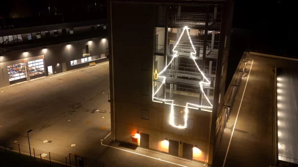 Die Feuerwehr Bad Salzuflen hat einen Tannenbaum aus Lichtschl&auml;uchen am &Uuml;bungsturm gelegt. - &copy; Feuerwehr Bad Salzuflen