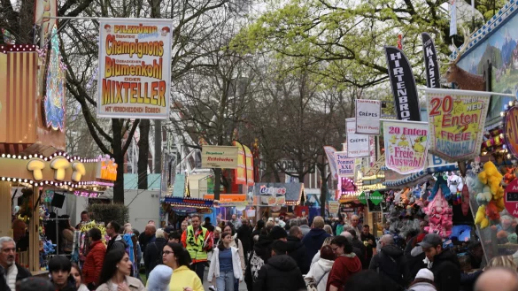 OWLs Volksfeste ziehen jährliche Tausende Besucher an. Für die Kommunen ist die Absicherung der Veranstaltungen eine riesige Herausforderung – die sich nicht jeder leisten kann. - © Claus Frickemeier