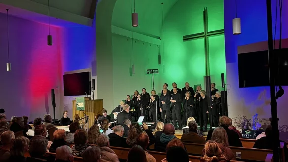 Ein besonderer Abend mit besonderen Gästen: Der Gospelchor "SeleXion" begeisterte in der Kirche Silixen. - © Dirk Rosemeier