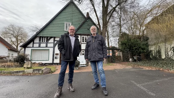 Georg Kälble (links) und Carsten Timm vor dem denkmalgeschützten Fachwerk-Domizil in der Straße Pfarrkamp in Schötmar. - © Sven Kienscherf