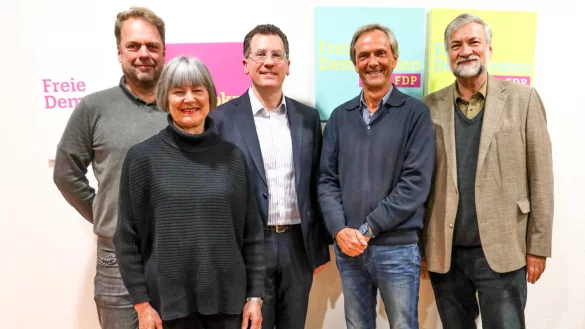 Das Team der FDP Detmold für die Kommunalwahl: (von links) Guido Wendt, Gesa Schuddeboom, Bürgermeister-Kandidat Dr. Elmar Thyzel, Ratsherr Thomas Gottschalk und Spitzen-Kandidat Thomas Trappmann. - © Ulrich Bartnick