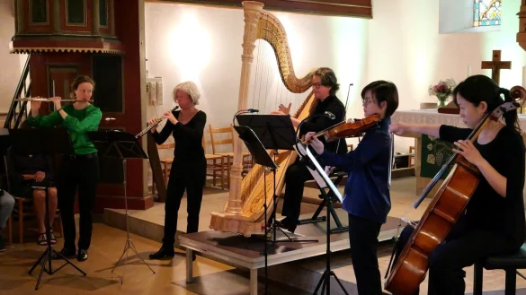 Musik für Spaziergänger zwischen Mythos und Impressionsimus. Mit Magdalena Bäz, Andrea Müller, Gerdie Broeksma, Yu-Chi Hua und Soojin Byun (von links). - © Thomas Krügler