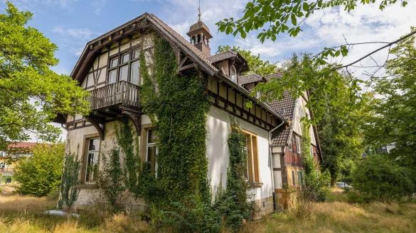 Das denkmalgesch&uuml;tzte Fachwerkhaus an der Loheide 35 ist fast 200 Jahre alt. Es steht schon l&auml;nger leer. Jetzt wird ein K&auml;ufer gesucht. - &copy; Geno Immobilien