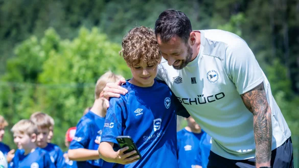 Hast du bei mir angerufen? DSC-Coach Mitch Kniat suchte in dieser Woche telefonisch Kontakt zu den Fans. - &copy; Sarah Jonek