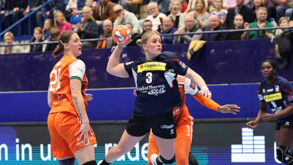 Laura Rüffieux findet die Lücke in der Abwehr von Lubin. Rechts: Laetitia Quist. Foto: Paul Cohen - © Paul Cohen