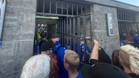 Aufnahmezeitpunkt dieses Bildes ist 19.45 Uhr. Vor den engen Durchlässen ins Stadion drängen sich noch etliche Arminia-Fans. - © Julius Uekmann