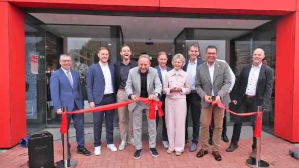 So schnell kann's gehen: Beim Durchschneiden des roten Er&ouml;ffnungsbandes zeigte Inge Struckmann (Mitte), wie Tempo geht. Dar&uuml;ber staunten Hausleiter Thomas Buckoh (v. l.), Luca Struckmann, Jonas Struckmann, Heiner Struckmann, Tom Struckmann ebenso wie Ralf Kleine (Stadt, v. r.), B&uuml;rgrmeister Carsten Torke und Henning Struckmann. - &copy; Madita Schellenberg