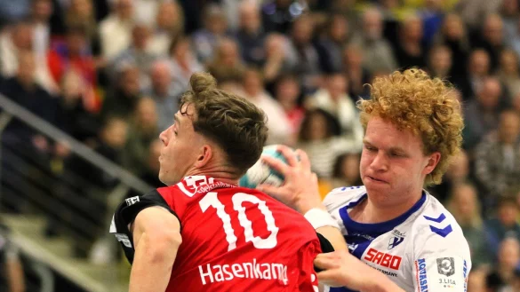 THL-Spieler Fynn Hasenkamp wird im letzten Moment von einem Gummersbacher Gegenspieler gestoppt. - © Oliver König