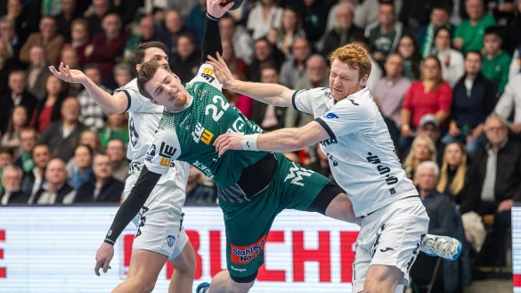 Erik Persson (Mitte) schraubt sich an Nicolai Theilinger und Frederik Simak vorbei. - © Michael Schmidt/Eibner-Pressefot