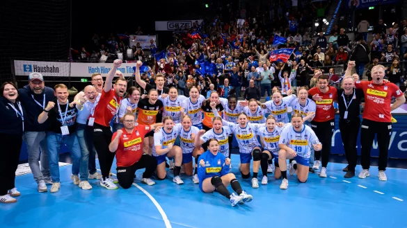 Die HSG Blomberg-Lippe feiert vor ihren Fans den Einzug ins Finale. - © Marco Wolf