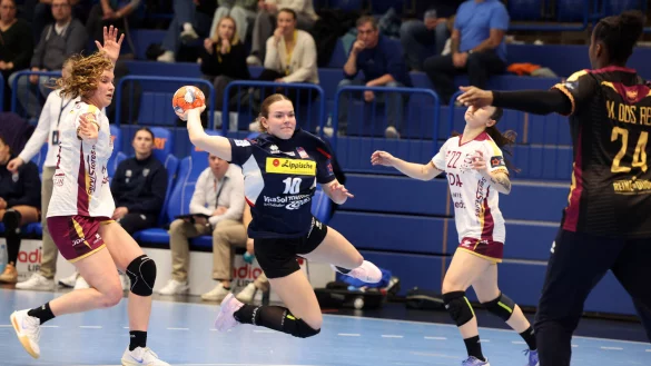 So ist es im Hinspiel gewesen: Blombergs Ida Hoberg hat freie Bahn, die Abwehrspielerinnen aus Dijon können nur zuschauen. - © Paul Cohen