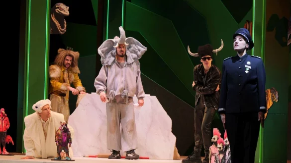 Menschen stellen sich den Tieren entgegen. Mit Heiner Junghans, Bj&ouml;rn Ingmar B&ouml;ske, Hartmut Jonas, Magdalena Wei&szlig; und Ann-Kristin Schiffmann (von links). - &copy; Thomas Kr&uuml;gler