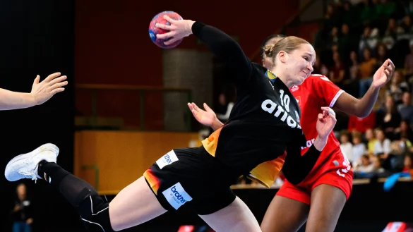 Energisch setzt sich Nieke Kühne im Dress der DHB-Auswahl im Länderspiel gegen die Schweiz durch. - © Marco Wolf