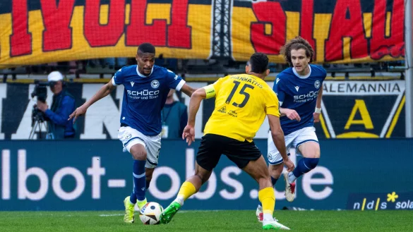 W&auml;hrend Isaiah Young (l.) am Aachener Tivoli ein schwaches Spiel ablieferte, z&auml;hlte Mael Corboz (r.) zu den Besseren im DSC-Team. - &copy; IMAGO/Eibner