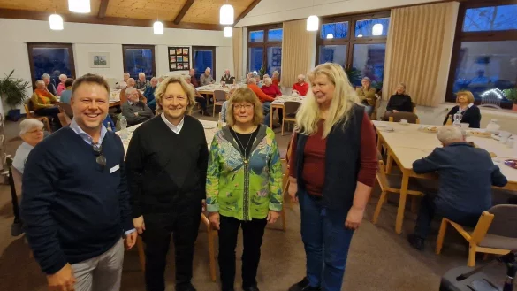 Schnelle Hilfe: Hendric Schwär-Fröhlich, Pastor Thorsten Rosenau, Dr. Imke Tappe-Pollmann und Martina Hagedorn (Sozialverband Deutschland, Ortsverband Kirchheide) freuen sich über die gut besuchte Veranstaltung in Lüerdissen. - © Archivfoto: Stadt Lemgo