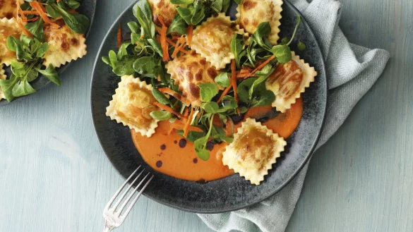 Knusprige Ravioli aus der Heißluftfritteuse mit frischem Feldsalat und einem Paprika-Bohnenmus – ein Highlight aus dem neuen neuen Kochbuch "Heißluftfritteuse vegetarisch“. - © Mathias Neubauer