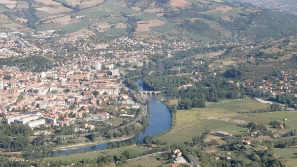 Der am Stadtzentrum langflie&szlig;ende Tarn hat immer eine zentrale Bedeutung f&uuml;r Millau gehabt. - &copy; Friedrich-Wilhelm Schulte