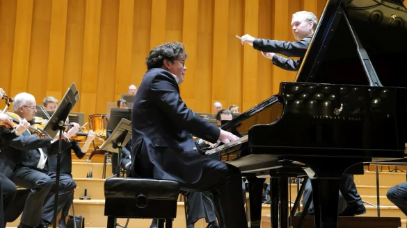 Pianist Martin James Bartlett interpretiert das Klavierkonzert Nr. 5 Es-Dur op. 73 von Beethoven im brillanten Zusammenspiel mit der NWD unter Leitung von Chefdirigent Jonathan Bloxham. - © Thomas Krügler