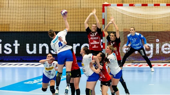 Ein typisches Bild der ersten Halbzeit: Blombergs Rückraumspielerin Andrea Jacobsen muss sich im Zeitspiel einen Wurf nehmen. - © Christian Heilwagen