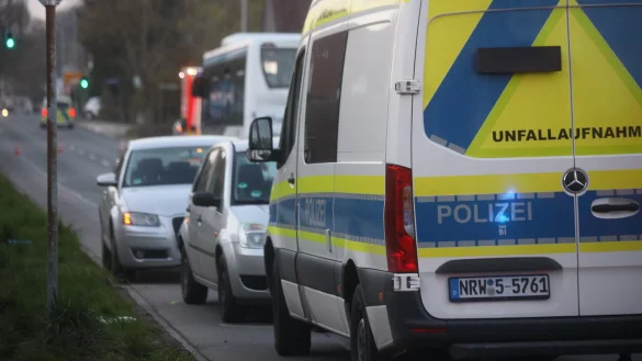 Einsatzfahrzeuge der Polizei sperren die Unfallstelle in Bad Oeynhausen nach dem tragischen Unfall ab. Ein Junge (6) kam ums Leben. - &copy; Nicole Sielermann