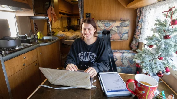 Morgens b&uuml;ffelt Anna-Celine Rautenberg in ihrem Wohnwagen f&uuml;r ihr Linguistik-Studium an der Universit&auml;t Paderborn. - &copy; Niklas T&uuml;ns