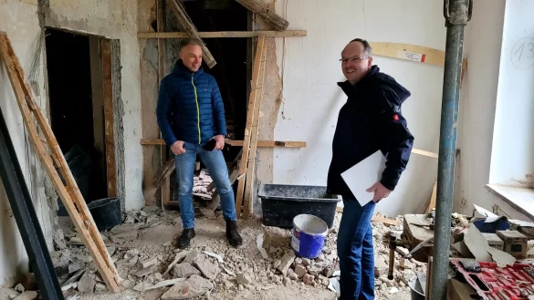 Da bleibt noch viel zu tun: Thomas Menking (links) mit Martin Kämper in einem der unteren Räume. - © Katrin Kantelberg
