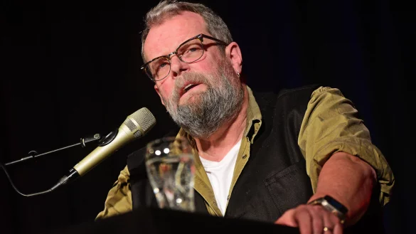 Jochen Malmsheimer nimmt sein Publikum mit auf eine urkomische Reise durch die Höhen und Tiefen des Elternseins. - © Nicole Ellerbrake