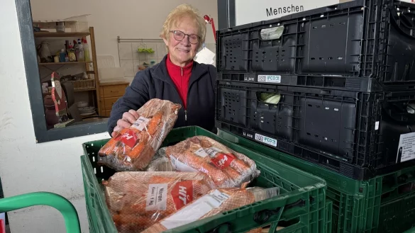 Helga Kannengie&szlig;er hilft mindestens zweimal in der Woche beim Sortieren und Ausgeben der Lebensmittel. - &copy; Sven Kienscherf